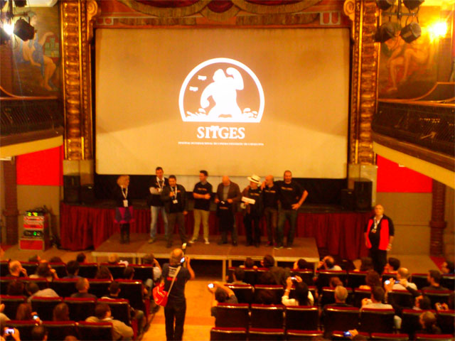 Estreno_Capa_Caida